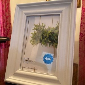NWOT Classic White Wooden Picture Frame